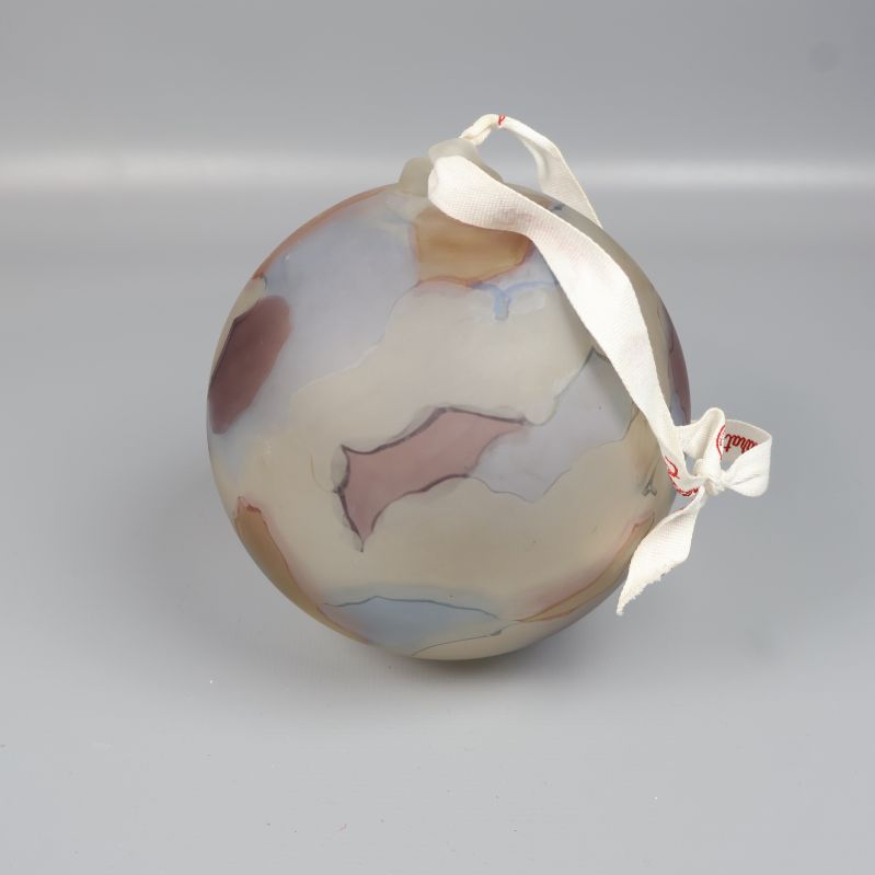 Glaskula med marmorerad yta och vitt band