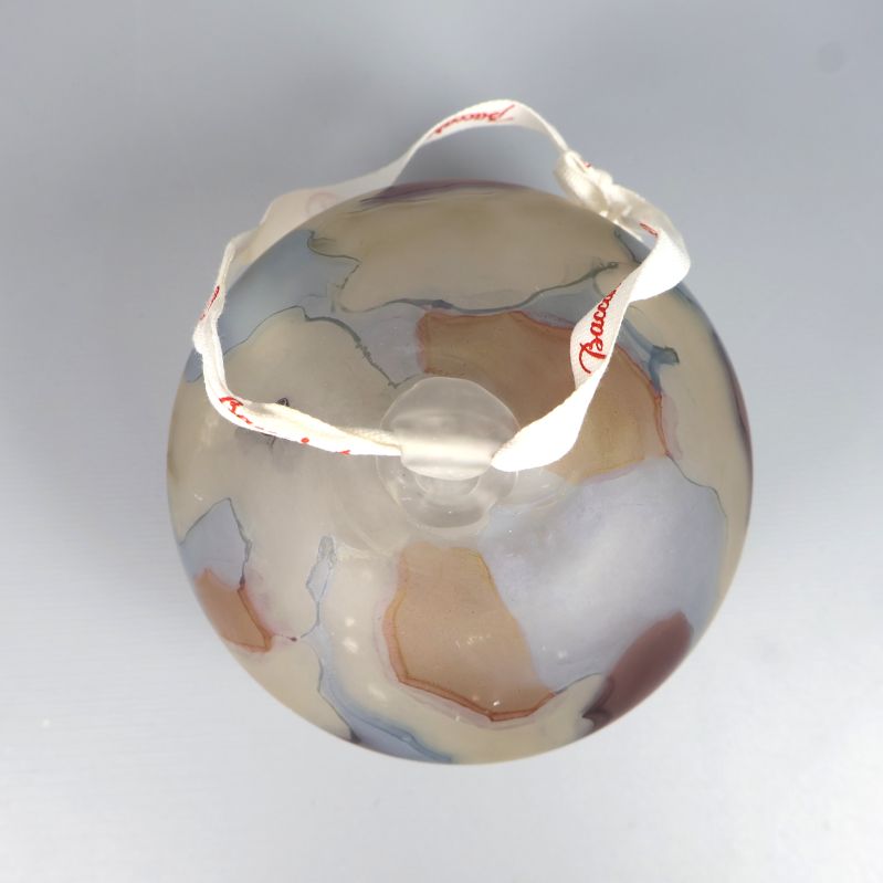 Glaskula sedd ovanifrån med band