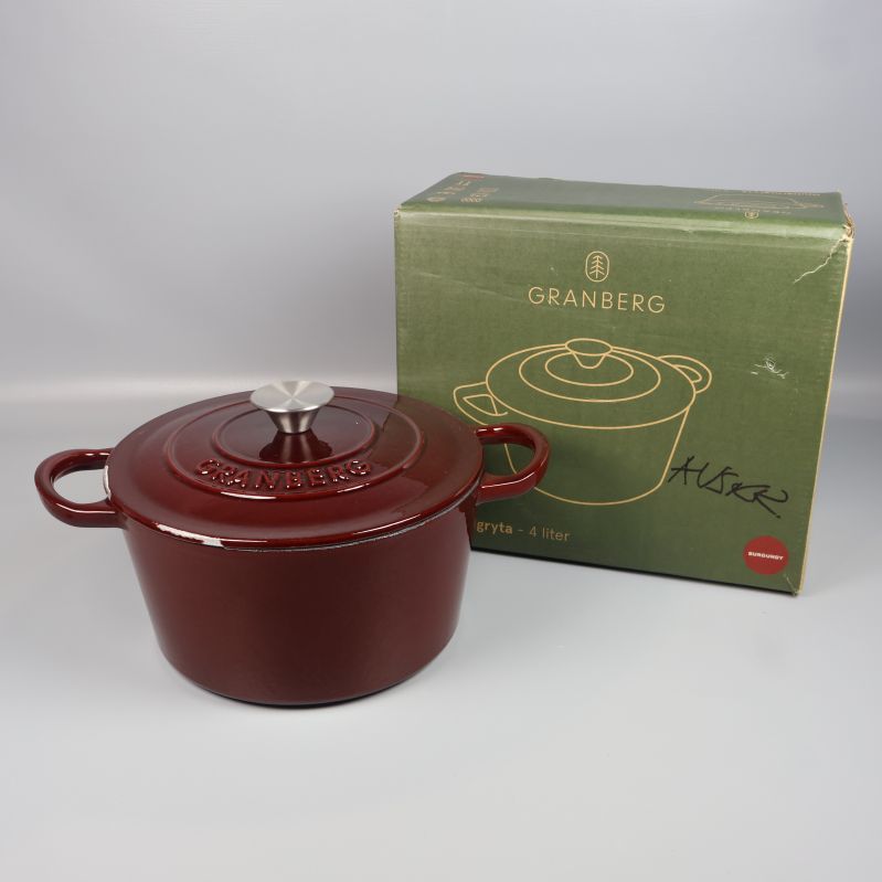 Mörkröd gjutjärnsgryta med lock och originalkartong från Granberg