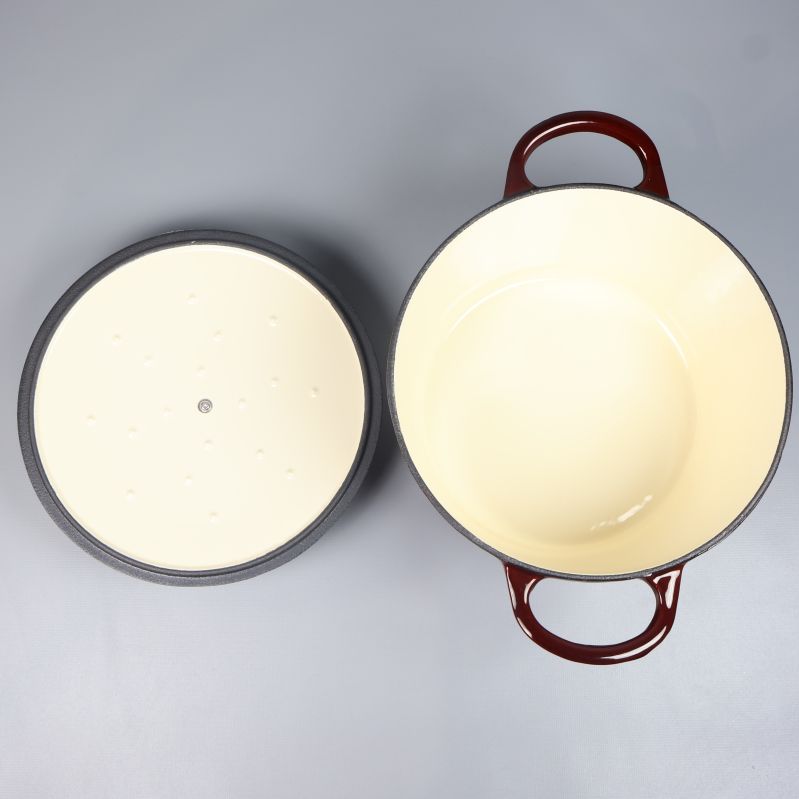 Gjutjärnsgryta uppifrån med lock bredvid, visar ljus insida