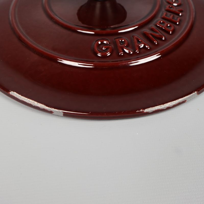 Närbild på locket med synlig emaljskada i kanten