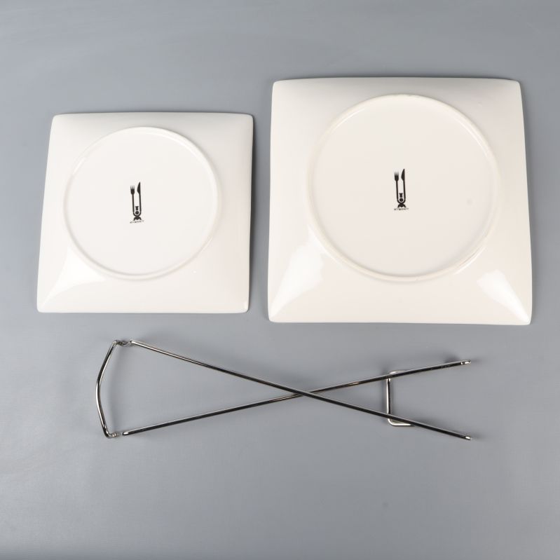 Undersida av två kvadratiska fat med metallställ bredvid