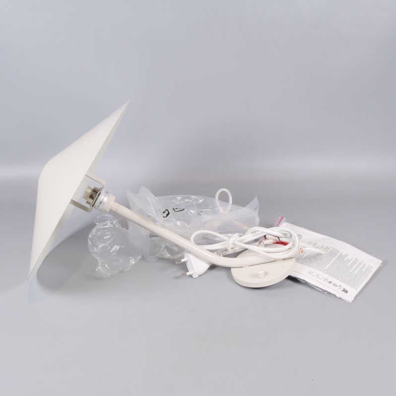 Vit vägglampa med tillbehör