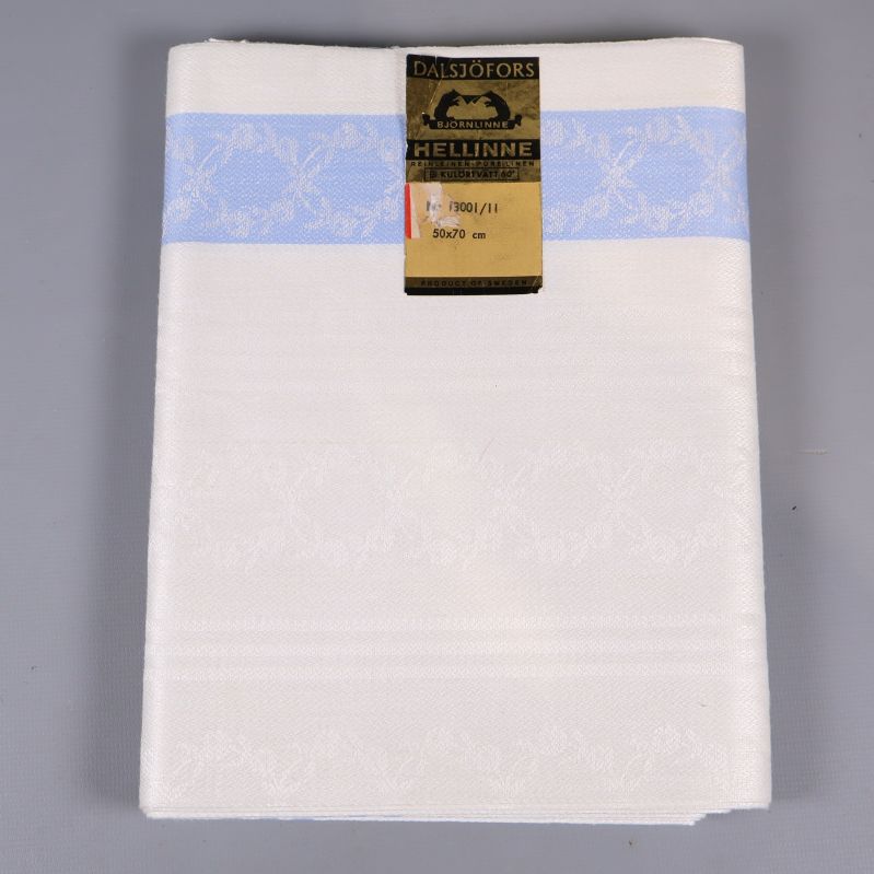 Kökshandduk med blå dekorbård och etikett