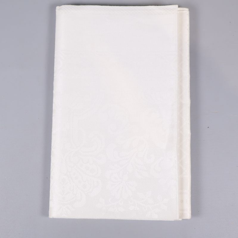 Vikta naturvit duk mot grå bakgrund