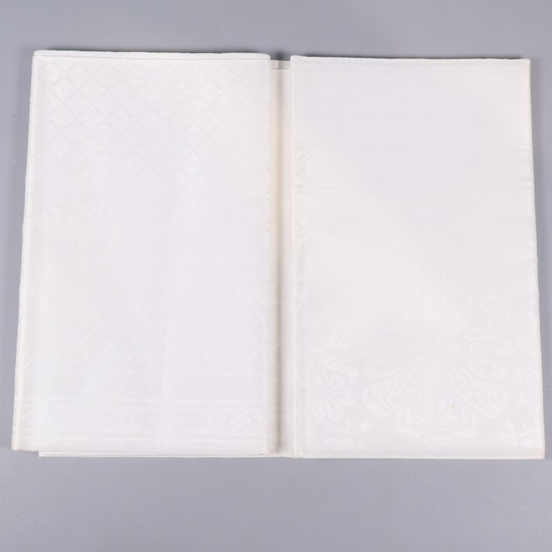 Uppvikt duk med mönster, naturvit färg