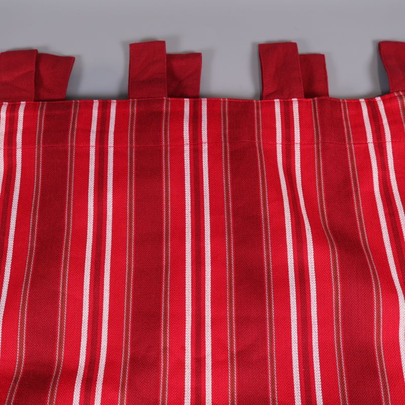 Gardinhällor och mönster i närbild