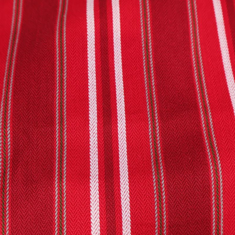 Närbild av gardinens rödvita ränder i tyg