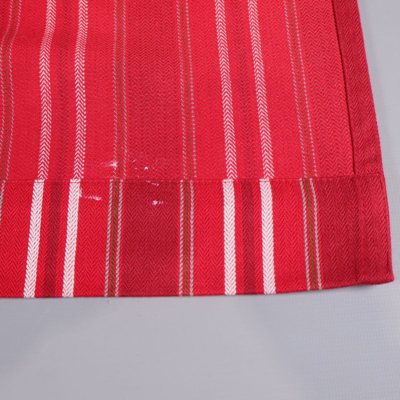 Fläck syns på nederkanten av gardinen