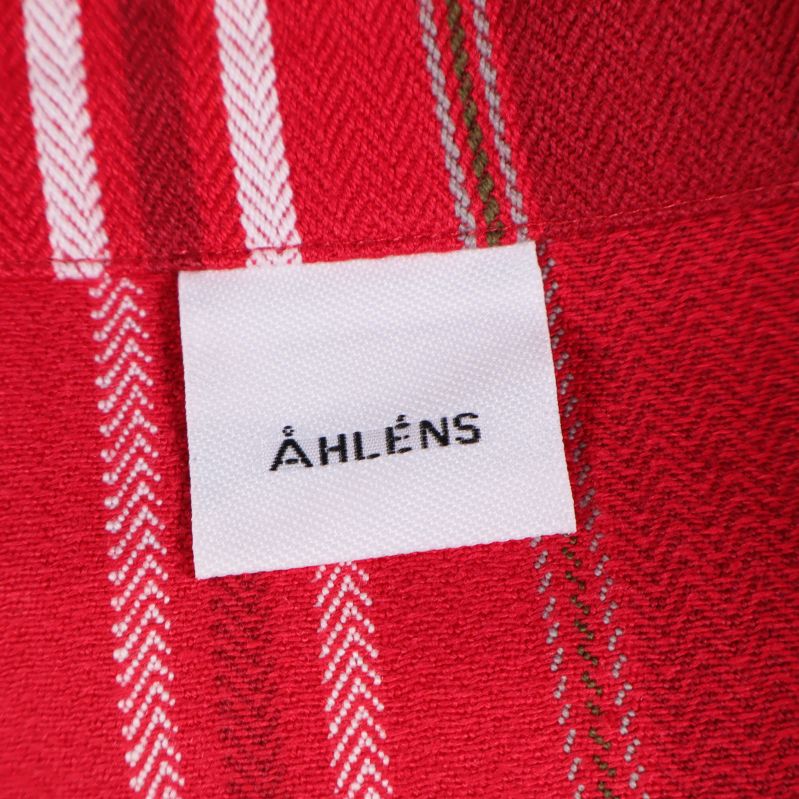 Åhléns etikett fastsydd på gardinen