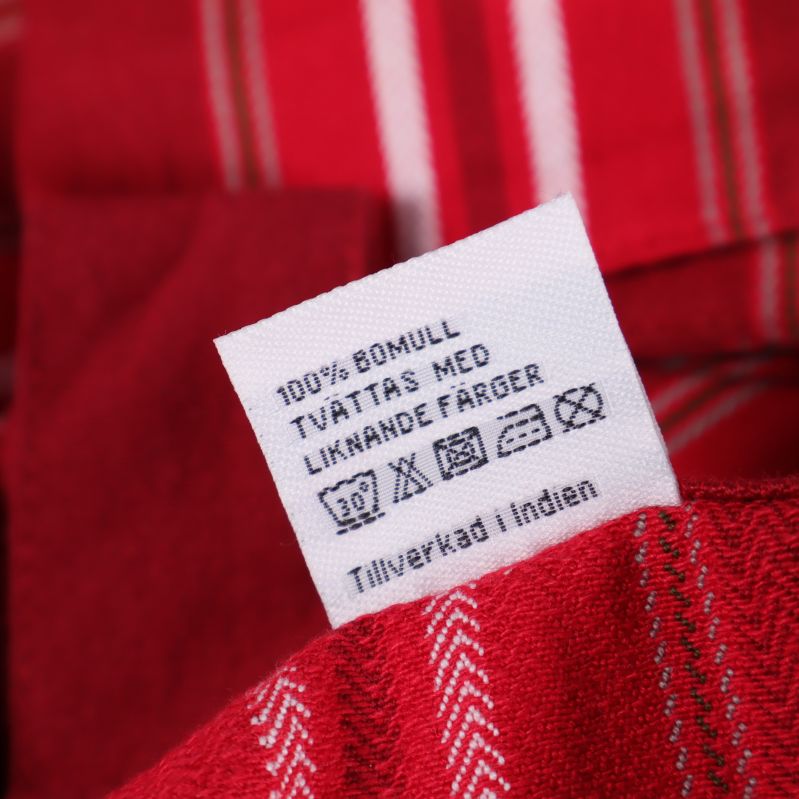 Tvättrådsetikett visar 100% bomullsgardin