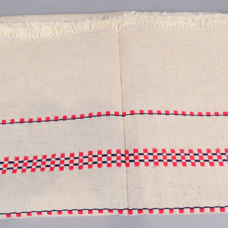 Närbild på dukens rutiga mönster och struktur