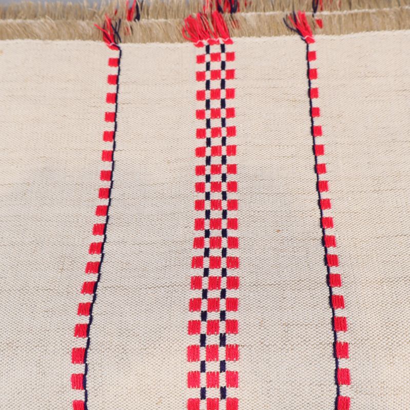 Närbild på röda och blå rutränder samt franskant