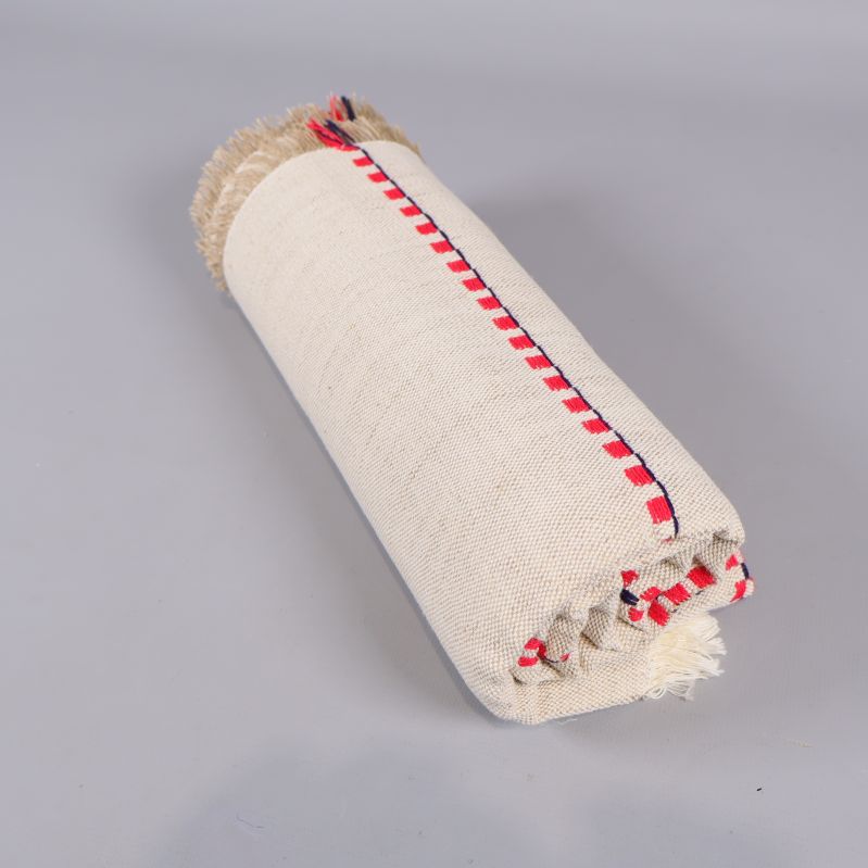 Duk hoprullad med synlig franskant