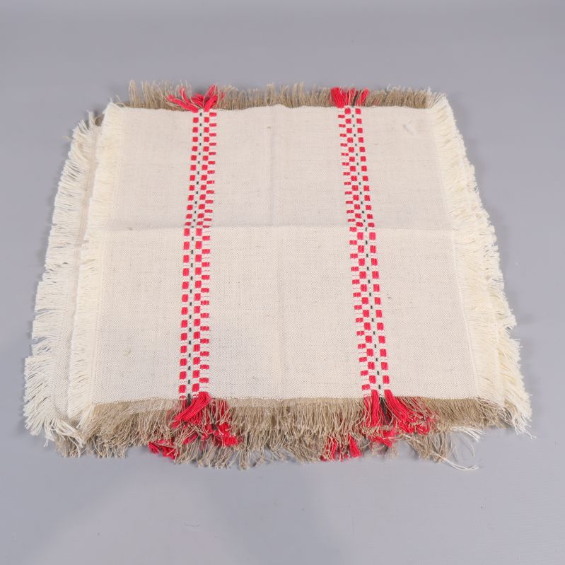 Kvadratisk tygservett med röda ränder och fransar