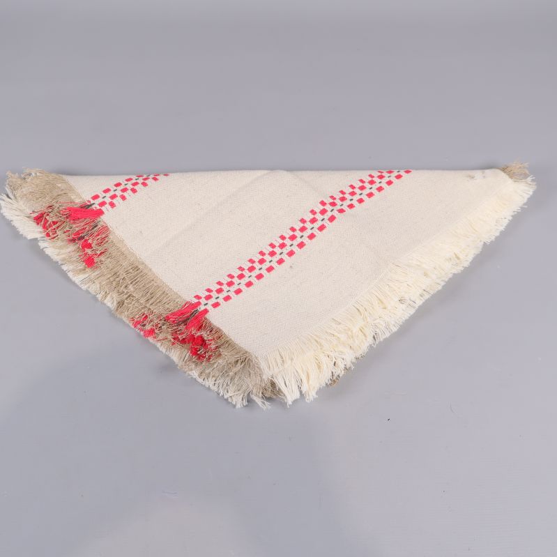 En tygservett hopvikt diagonalt med fransar