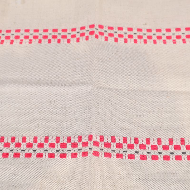 Närbild på tygservettens röda mönster och struktur