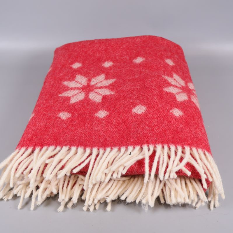 Hopvikt röd pläd med vita mönster och fransar