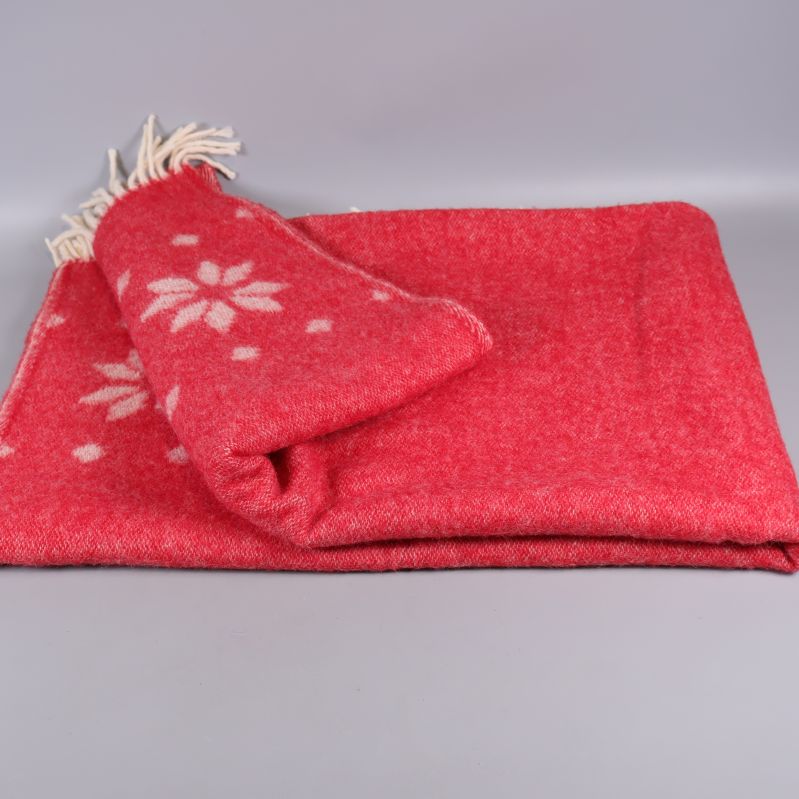 Utbredd röd pläd med snöstjärnemönster