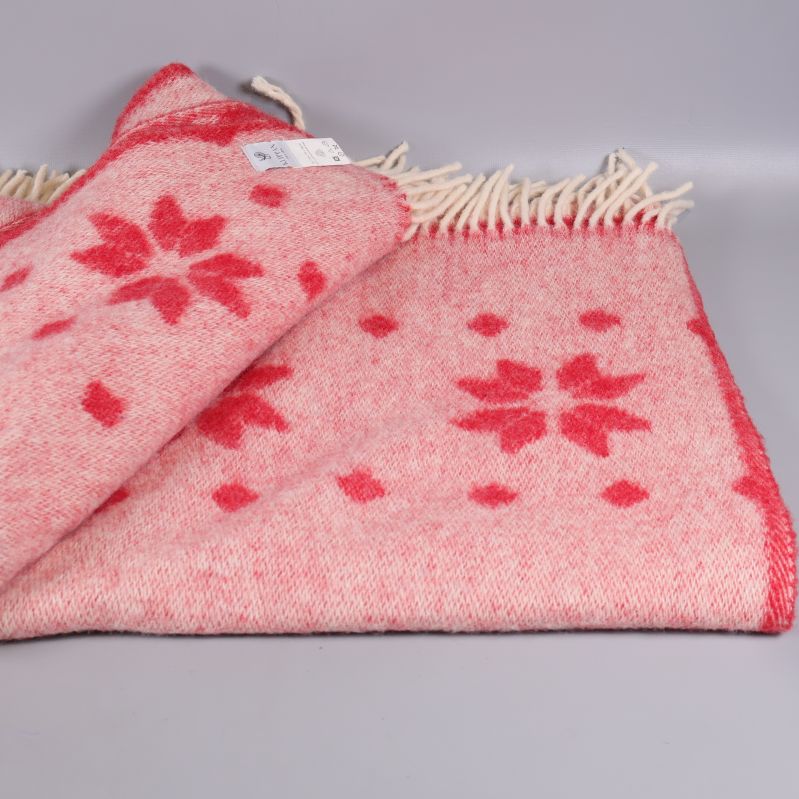 Plädens baksida med mönster synliga