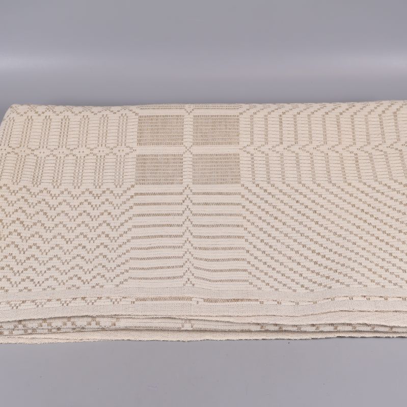 Vikta dukens vävda geometriska mönster i närbild