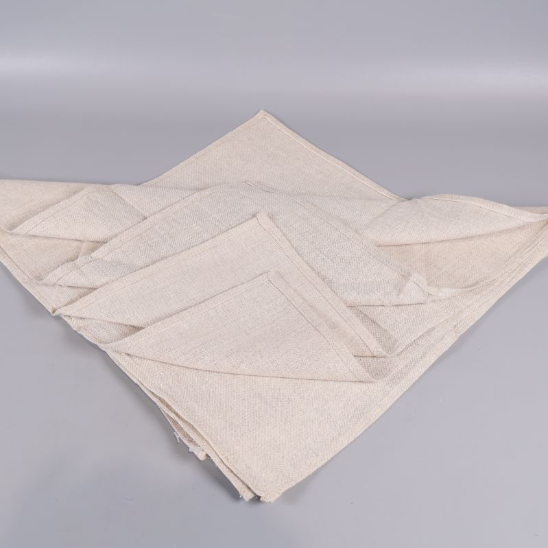 Flera lätt vikta beiga servetter i lager på rad