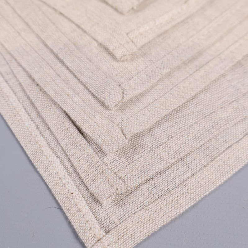 Närbild på hörnet av tygservetter med synlig vävstruktur