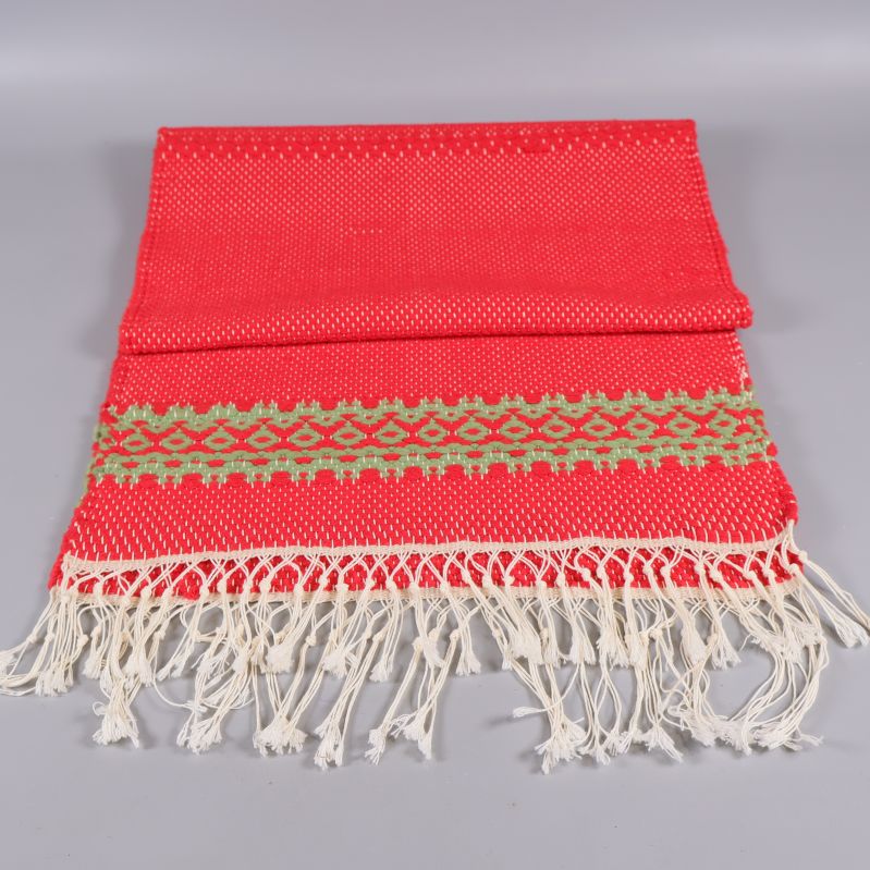 Löpare i rött tyg med grönt mönster och fransar
