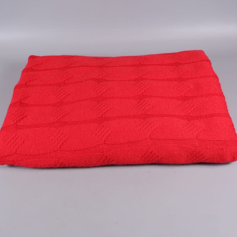 Snyggt vikt röd pläd med tydligt strukturmönster