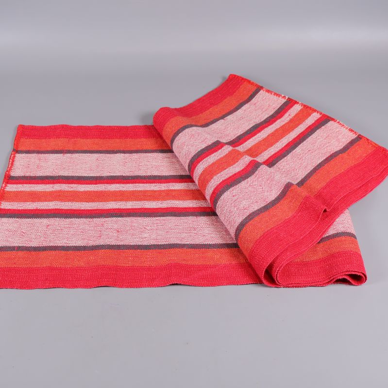 Löpare i textil uppvikt och visad från sidan