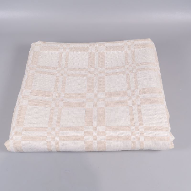 Kvadratiskt vikt duk i rutigt beige och vitt tyg