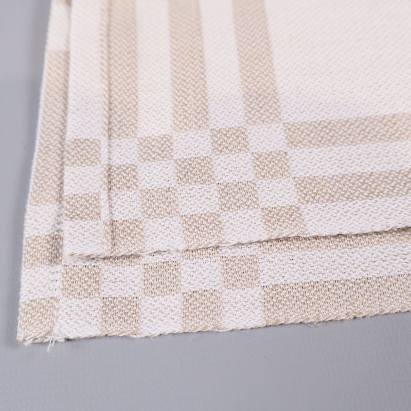 Närbild på dukens hörn och rutiga väv