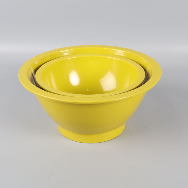 Gulgröna skålar staplade, visade rakt framifrån