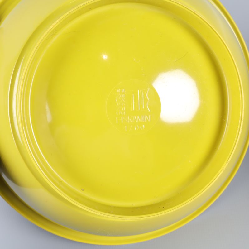 Undersida av gulgrön skål med märkning