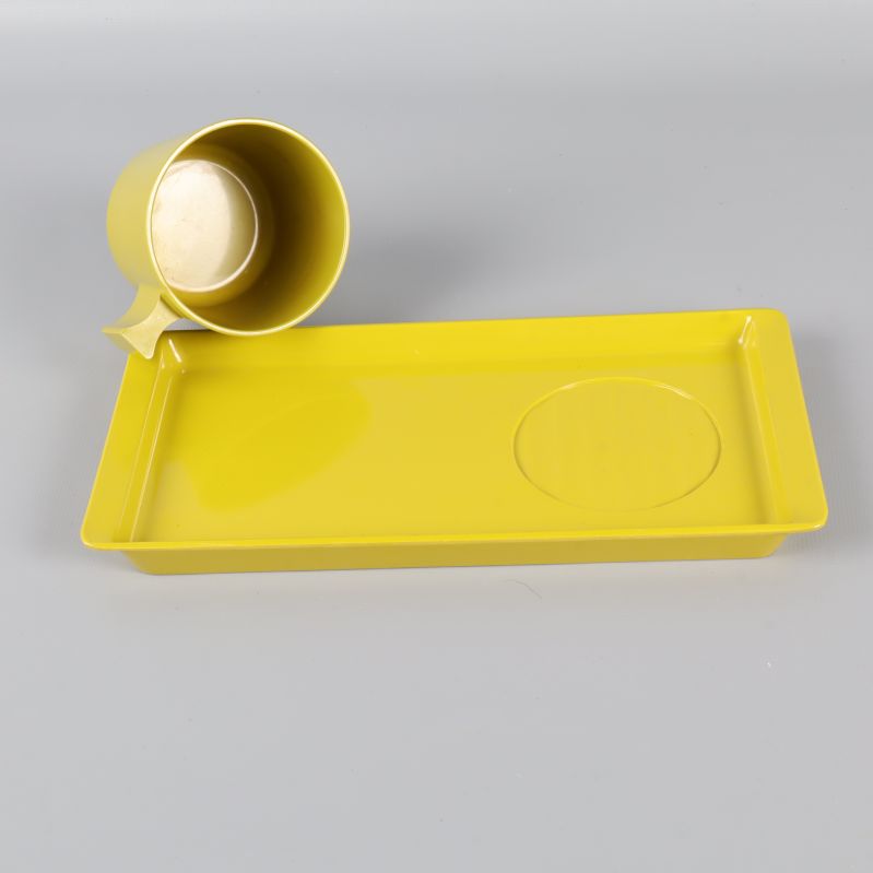 Gul/Grön bricka med separat kopp, rund ring syns på brickan