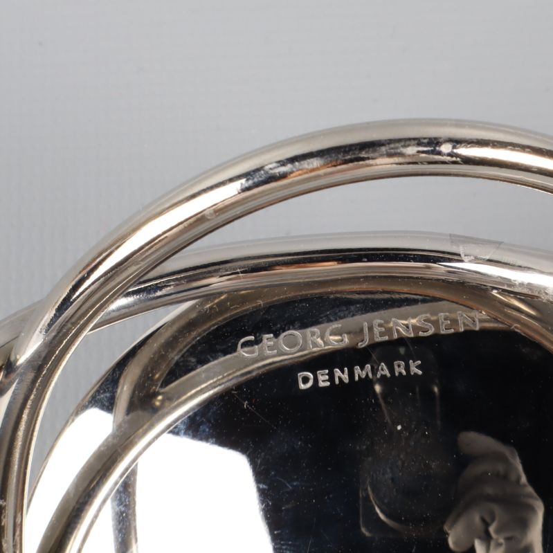 Stämpel med texten GEORG JENSEN DENMARK på metall