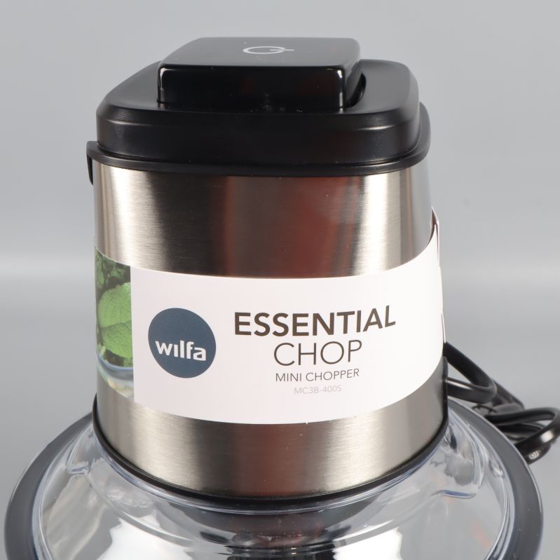 Närbild på rostfri motor med Wilfa-logga