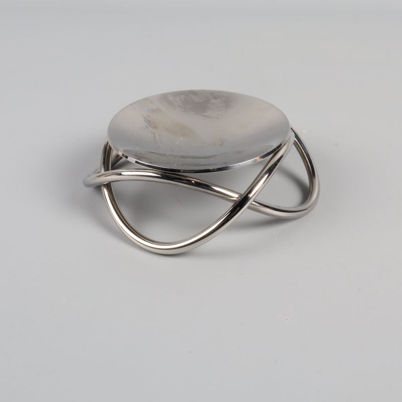 Ljushållare i blank metall med runda former