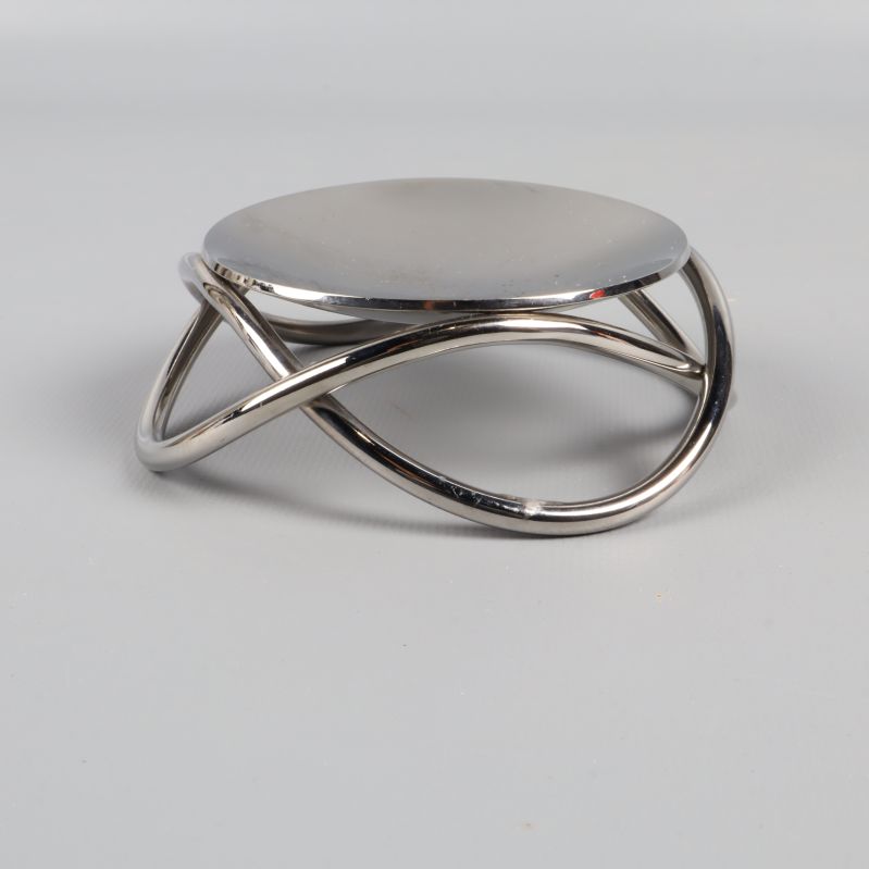 Sidan av ljushållare i blank metall