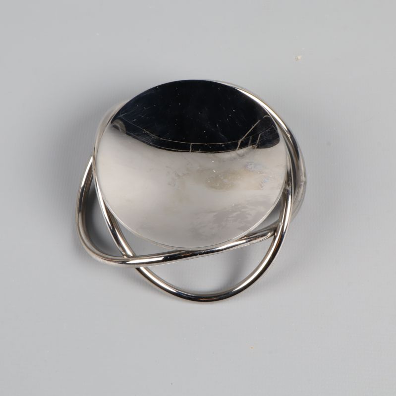 Ovanifrån på ljushållarens blanka, släta yta