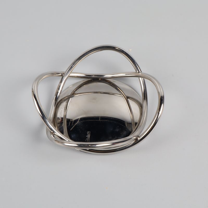 Ljushållare sedd underifrån med böjda metallstänger