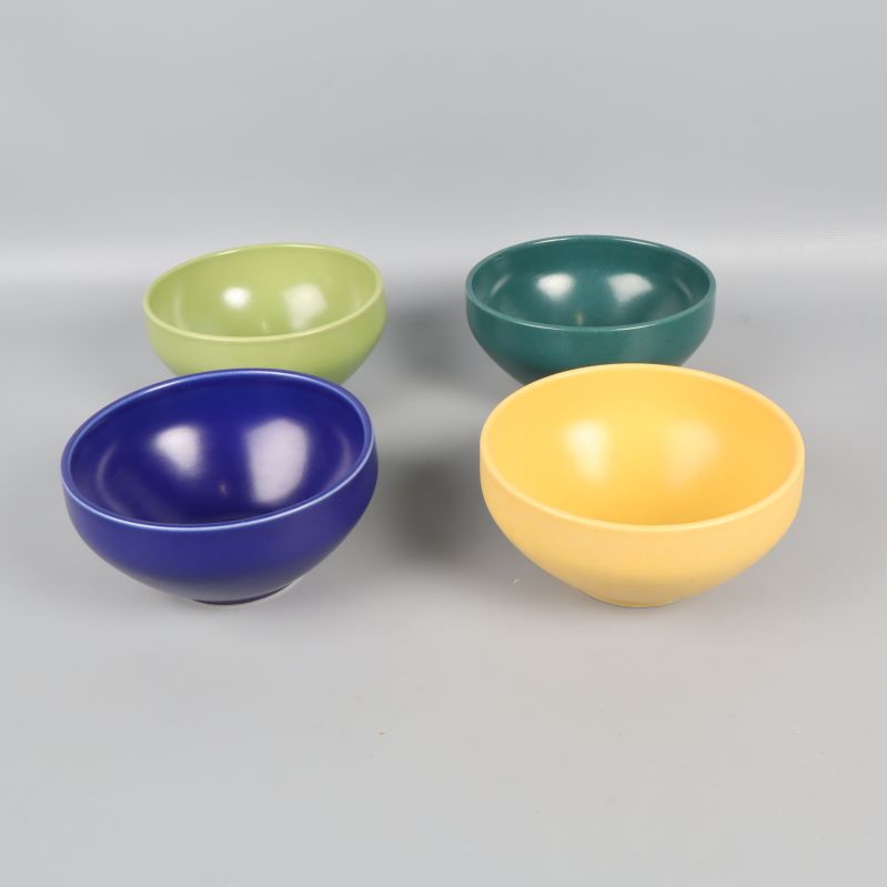 Fyra skålar i blå, grön, gul och petrol på rad