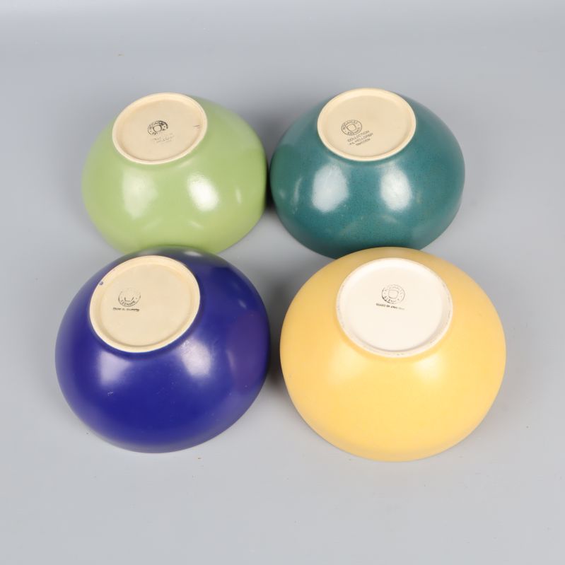 Fyra skålar med botten upp, stämplar synliga