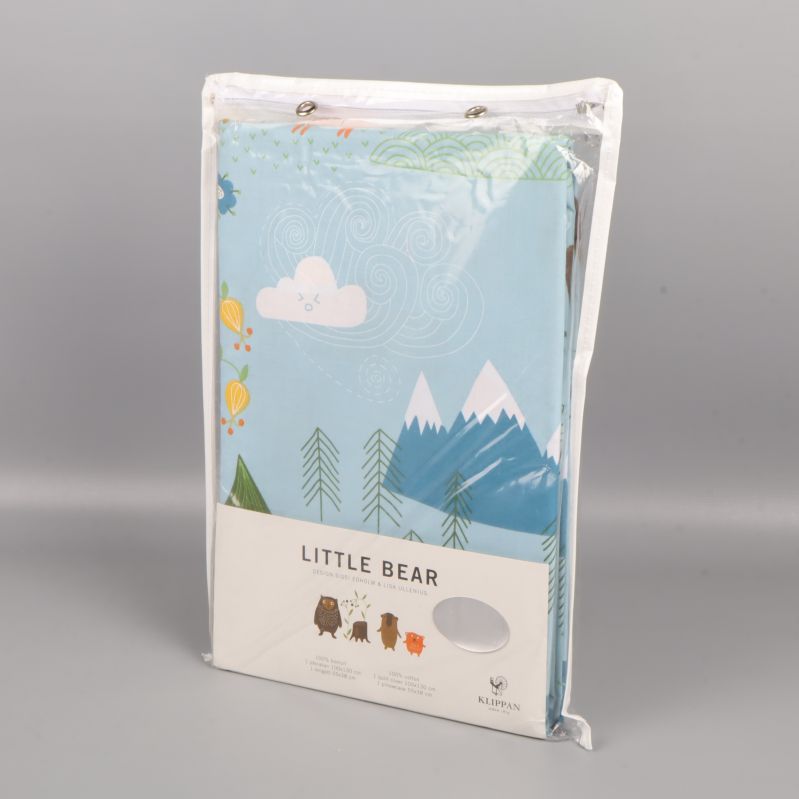 Förpackat påslakanset med blå bakgrund och djurillustrationer