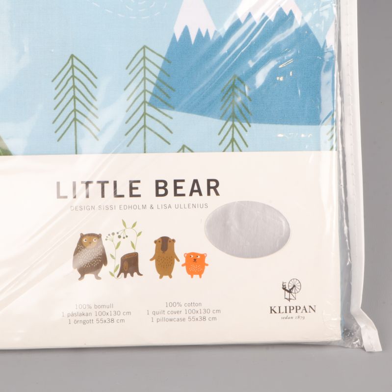 Närbild på etikett och Little Bear-illustrationer