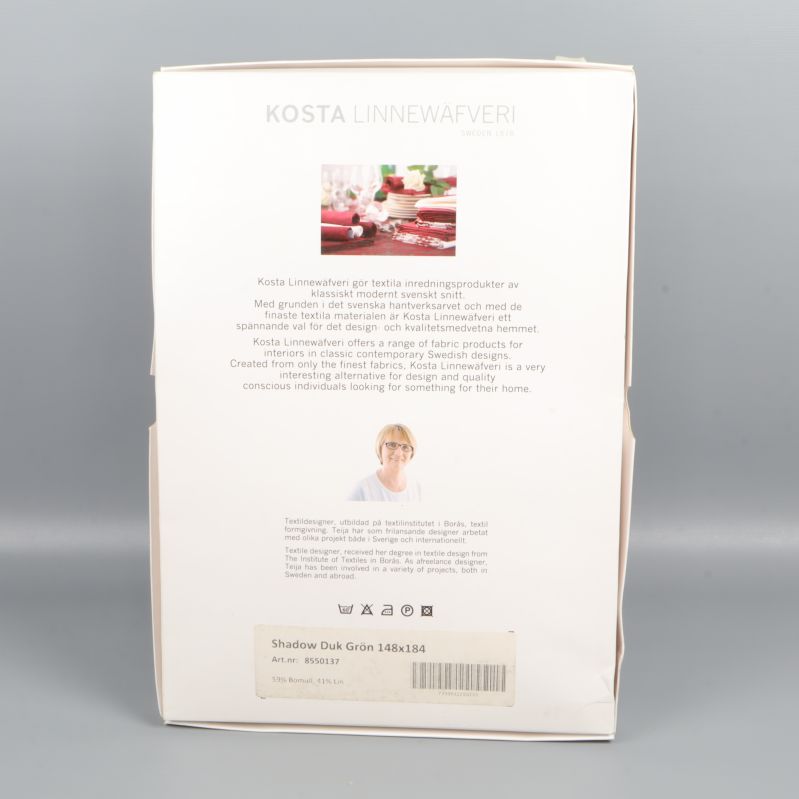 Baksida av förpackning med produktinformation och designerporträtt