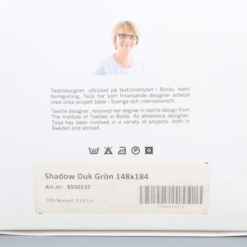 Närbild av produktetikett med storlek och material