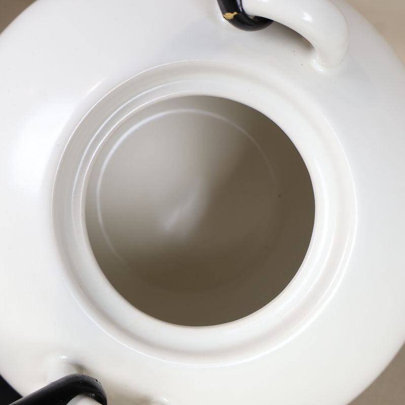 Öppen tekanna med synligt vitt inre