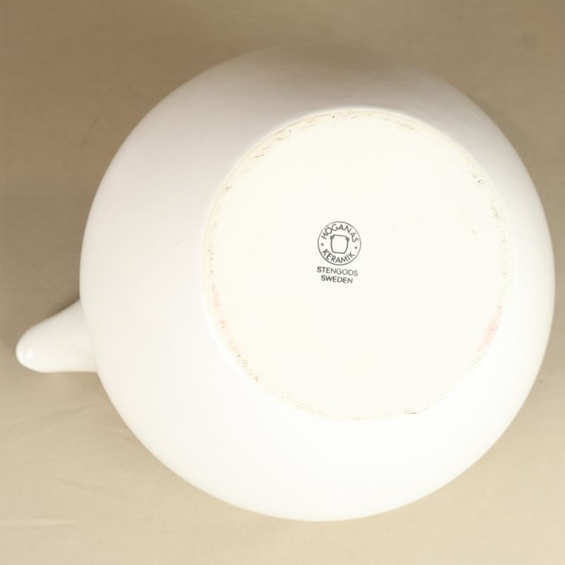 Botten av tekannan visar Höganäs-stämpel