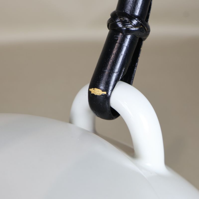 Närbild på liten skada på svart handtag